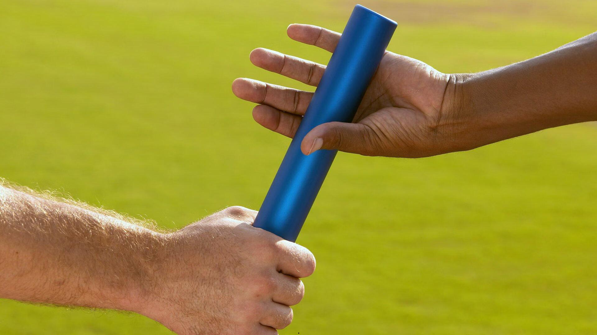 大爷仰泳忘情高歌成网红，网友笑评，这是不小心喝饱了！